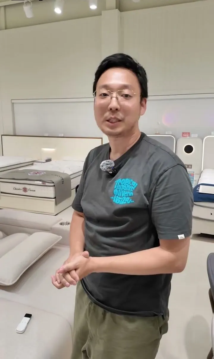 리모컨을 들고 설명하는 장면